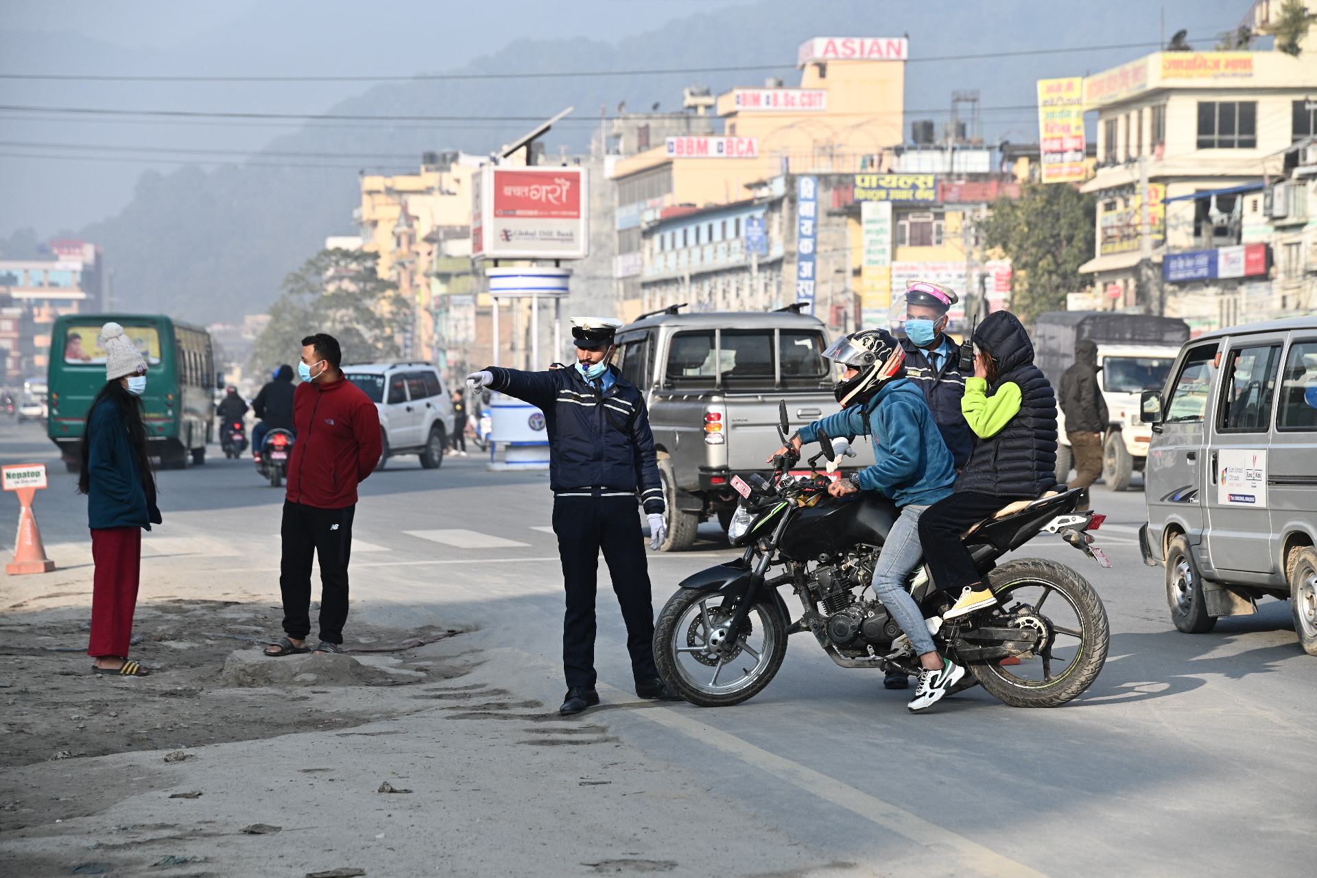 चाेकचाेकमा पुलिस : बाटाे छेक्दै, जाेर बिजाेर हेर्दै
